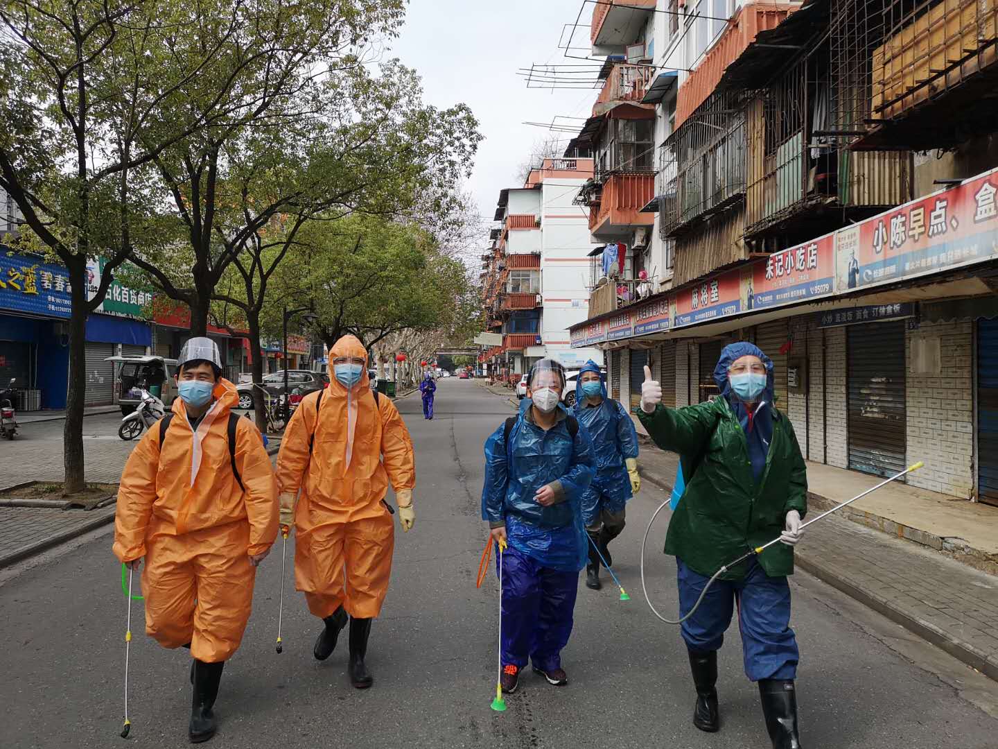 3月2日一大早，碧水集團、產業公司石化社區消殺小隊開始了一天的工作.jpg